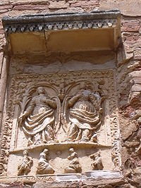 Alqu?zar - relieve en la subida a la Colegiata.jpg